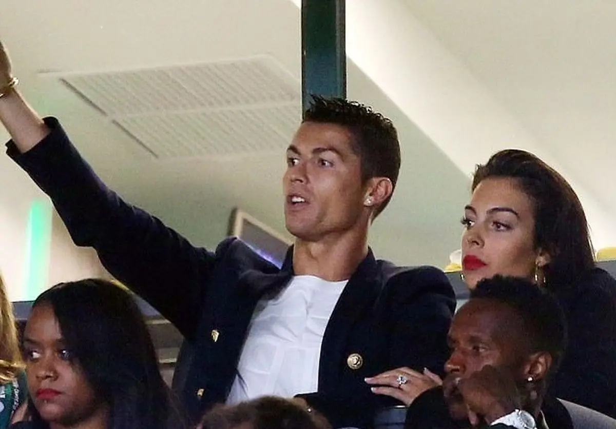 استقبال گرم هواداران از ستاره فوتبال! (عکس)