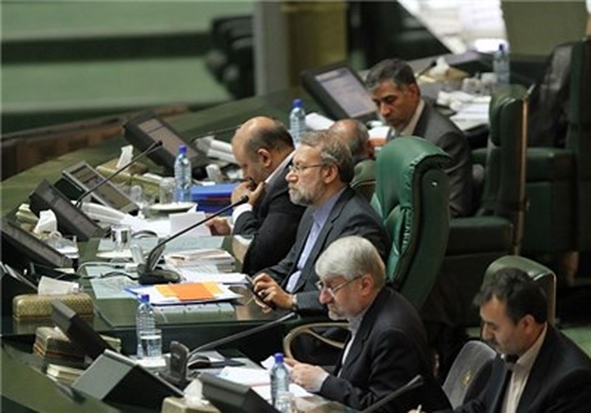 لاریجانی: غایبان جلسه عصر امروز باید از مردم عذرخواهی کنند
