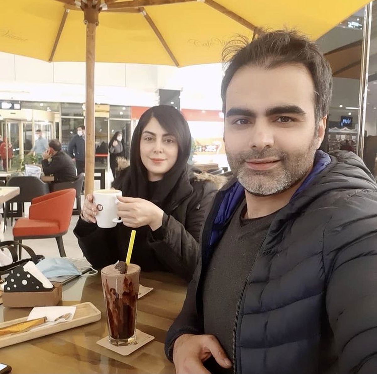 نیلوفر شهیدی و برادرش در کافه + عکس