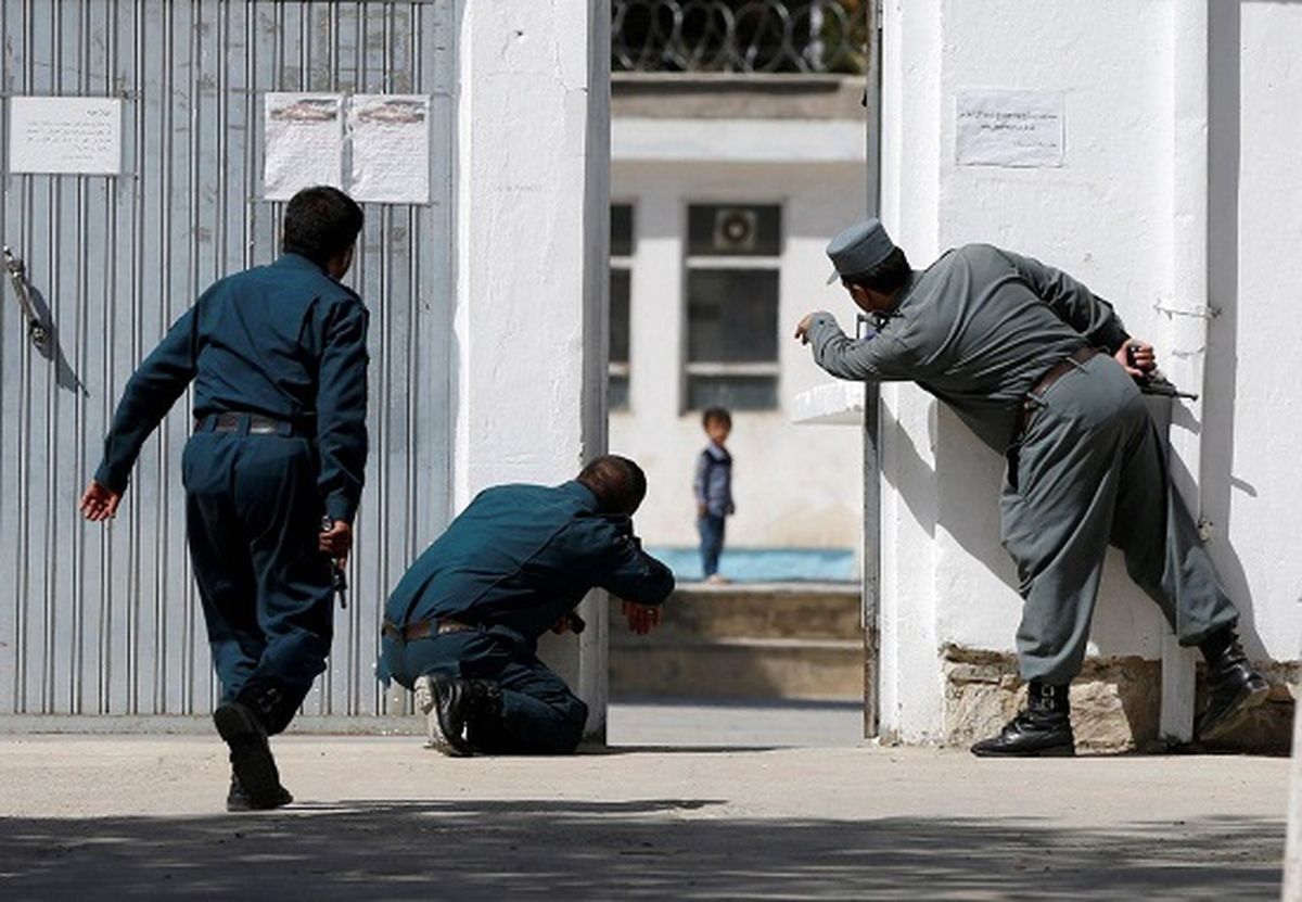 بهت‌ زدگی کودک افغان در لحظه حمله تروریست‌ها/عکس