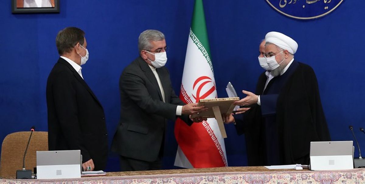 تقدیر روحانی از دستگاه‌های دولتی برگزیده در خدمت‌رسانی به مردم