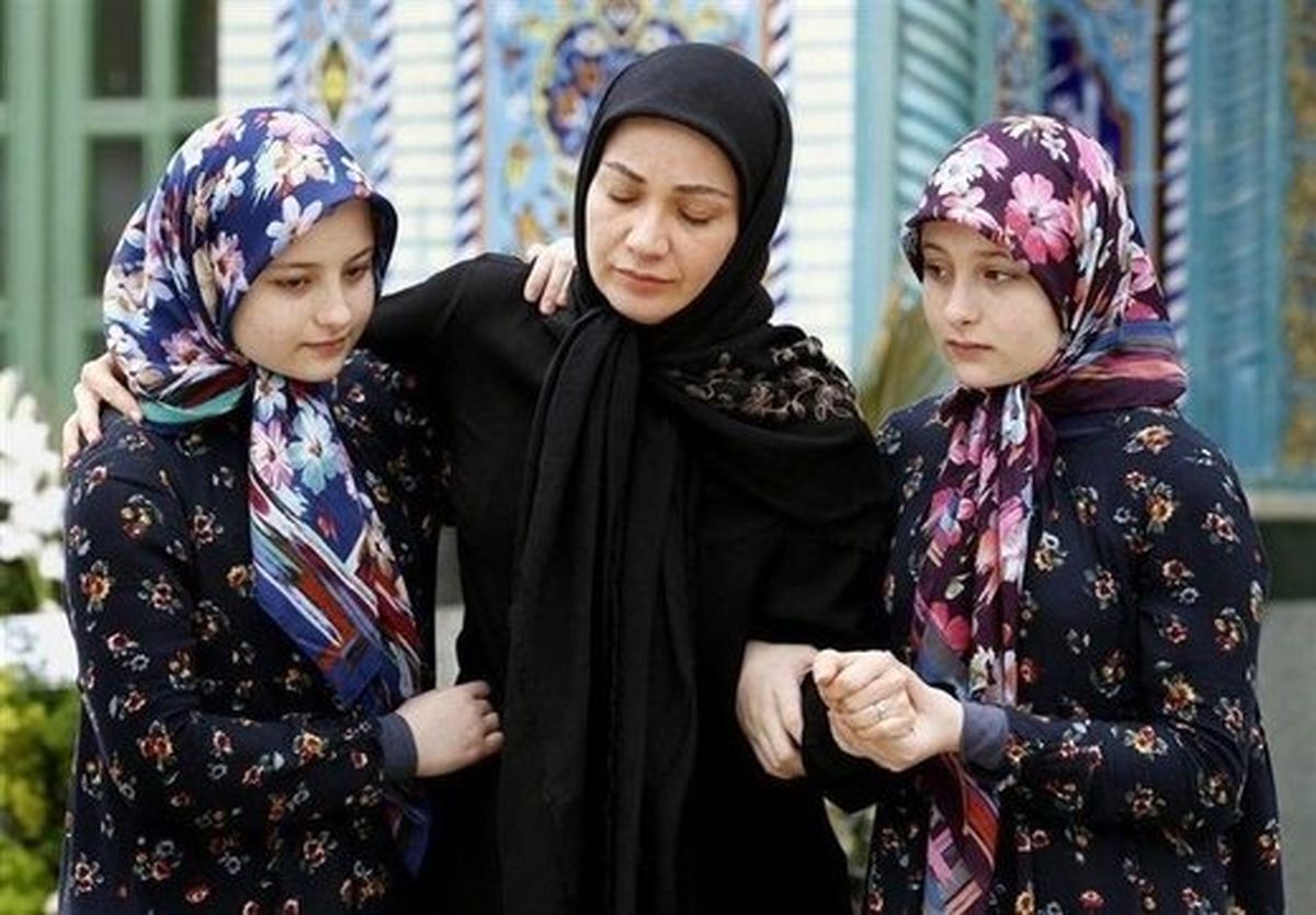 اشک‌های بازیگر «پایتخت» در مراسم تشییع خشایار الوند/عکس