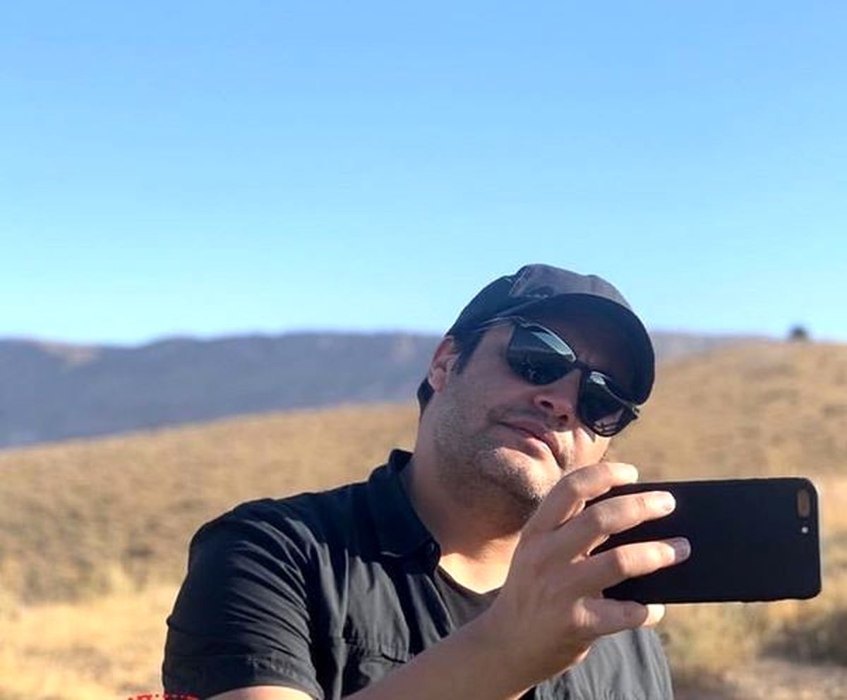 عکاسی آقای بازیگر در کوهستان + عکس