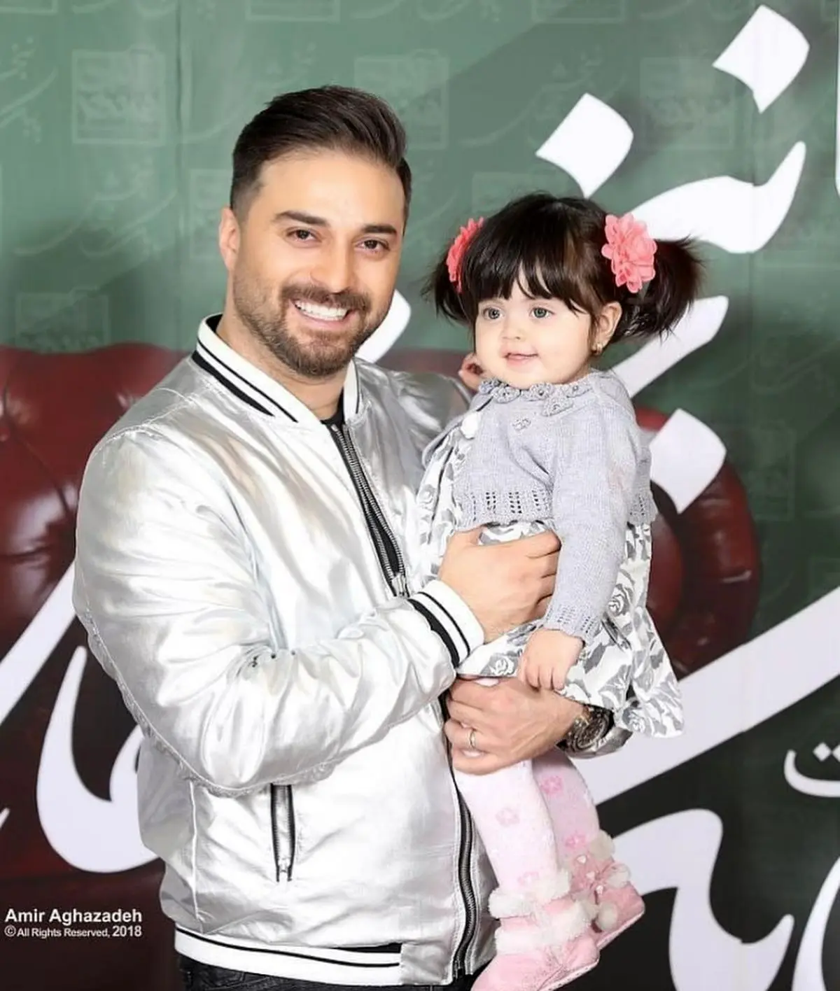 لباس نقره ای بابک جهانبخش و هوادار تپلی اش+عکس