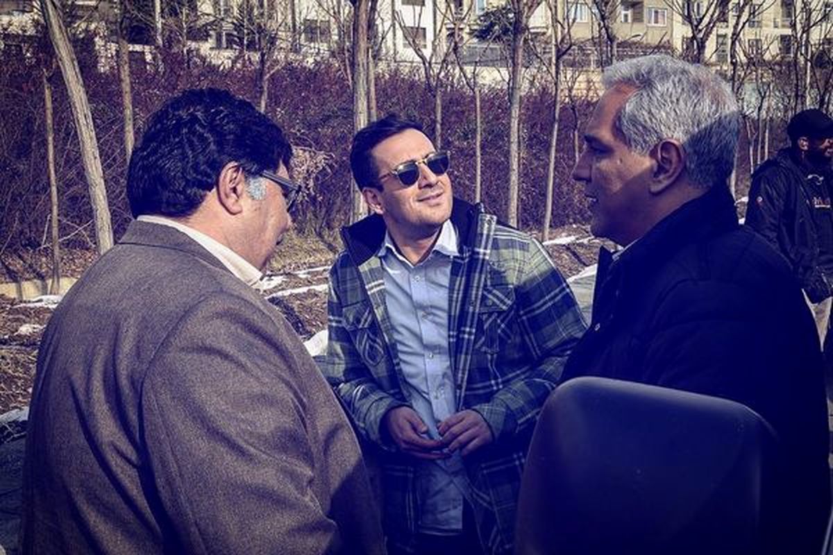 مهران مدیری در پشت صحنه سریال هیولا 1+ عکس