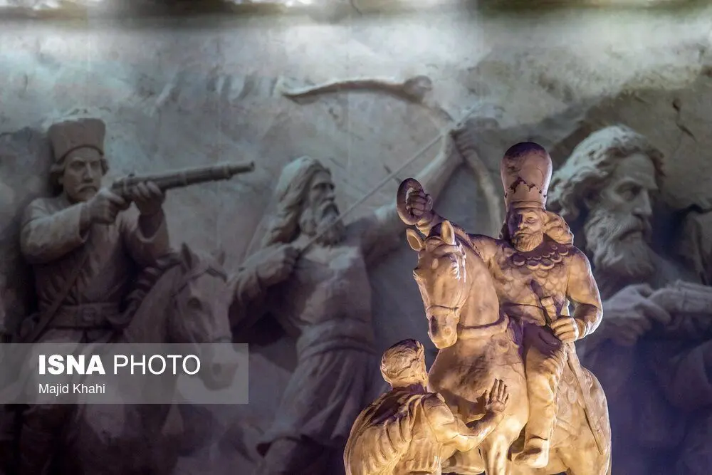 تصاویر: رونمایی از مجسمه «زانو زنندگان برابر ایران»