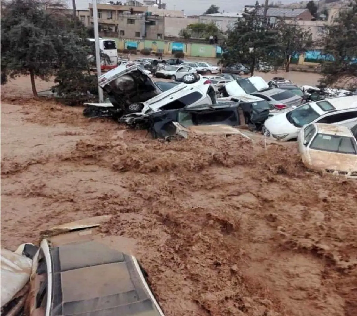 فیلم:: اقدام تحسین برانگیز شهروندان شیرازی برای کمک به سیل زدگان