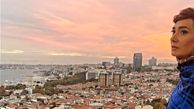 عکس زیبای مینا وحید  با نمایی از شهر
