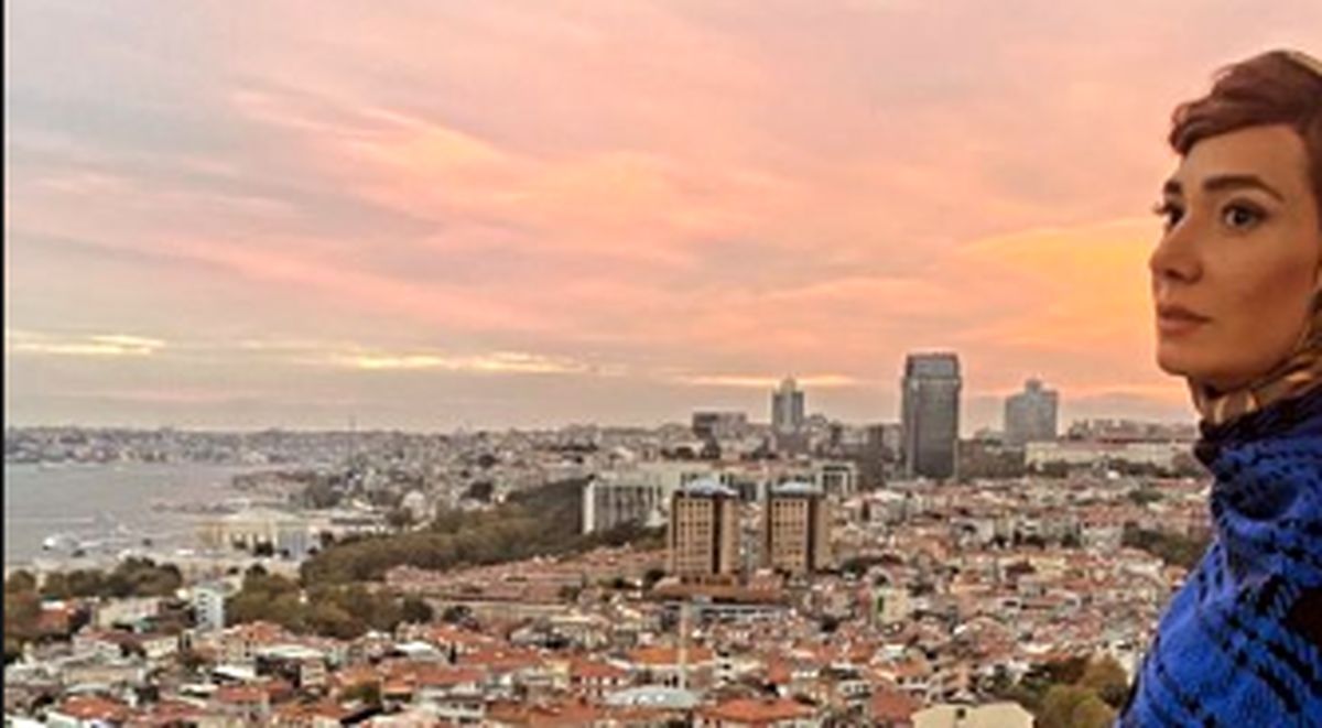عکس زیبای مینا وحید  با نمایی از شهر