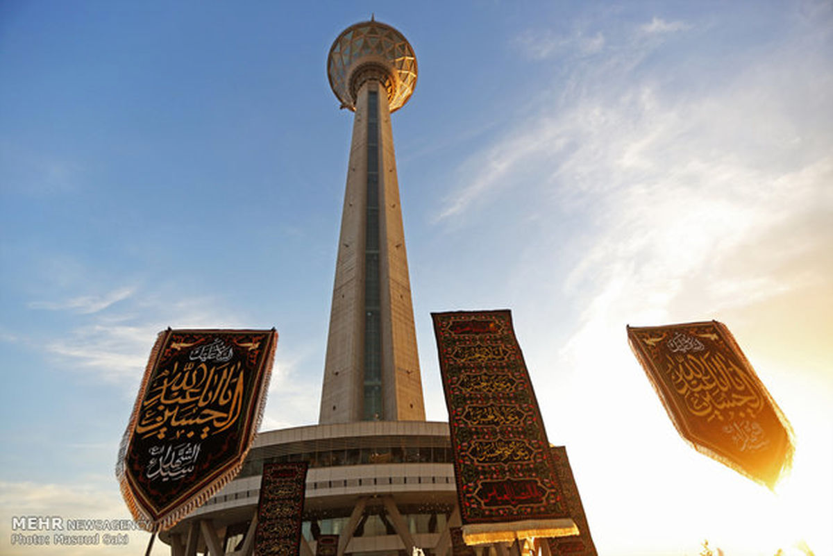 برج میلاد همزمان با آغاز ماه محرم سیاه پوش شد