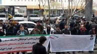 تجمع جمعی از دانش‌آموختگان دانشگاه صنعت نفت مقابل مجلس+تصاویر
