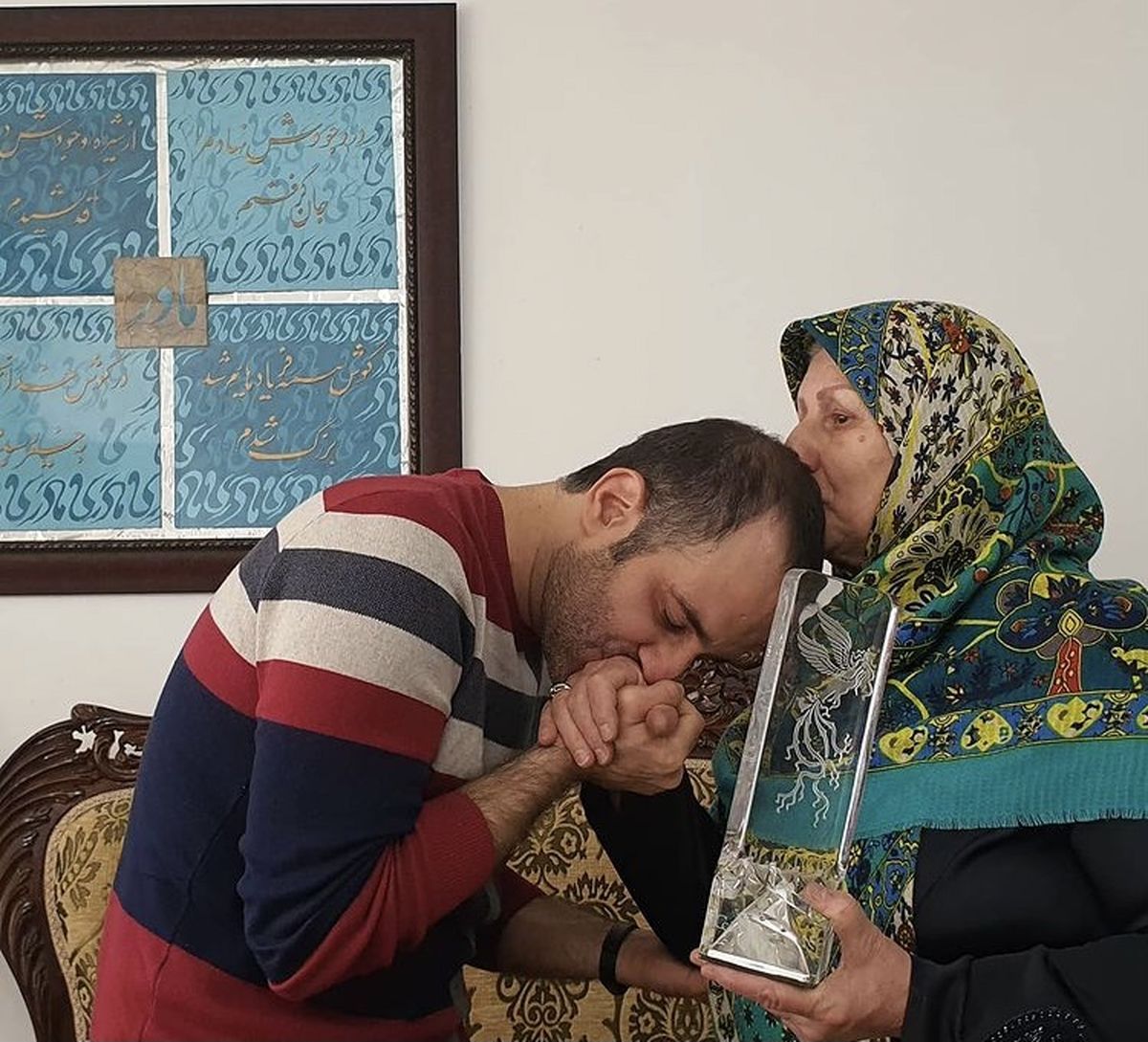 پوریا رحیمی سام تندیسش را به مادرش اهدا کرد + عکس