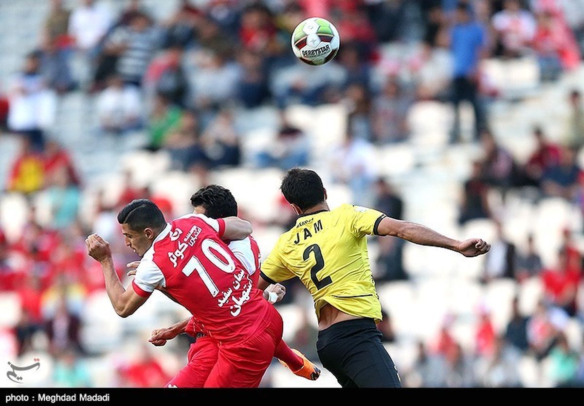 ساعت جشن شبانه هواداران پرسپولیس در ورزشگاه آزادی