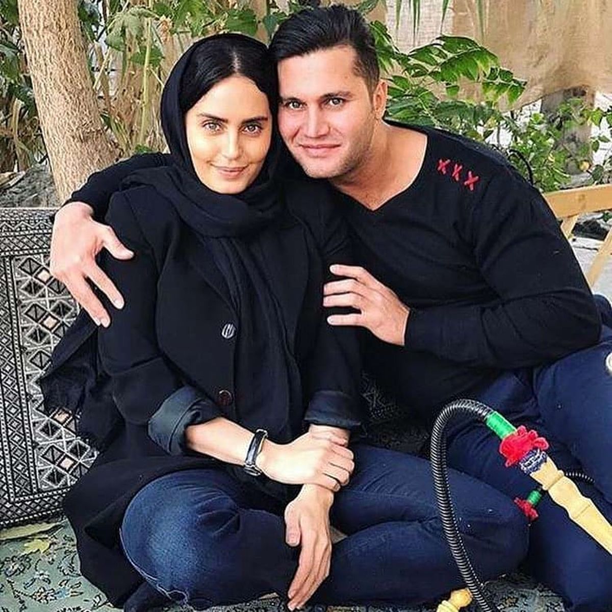الناز شاکردوست در کنار برادرش در قهوه خانه