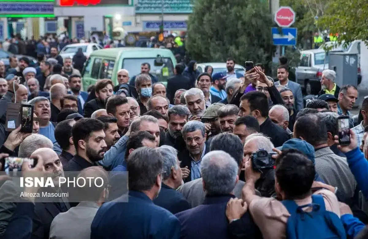 رفتار نامتعارف محمود احمدی‌نژاد در مراسم ختم خواهرش !+ عکس