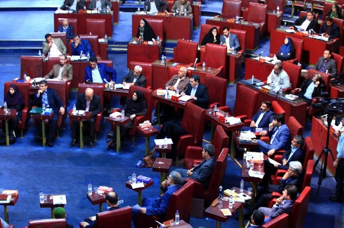 از روبوسی دو کاندیدای رقیب تا صحبت‌هایشان در خصوص انتخابات/چمران رئیس جدید شورای عالی استان ها