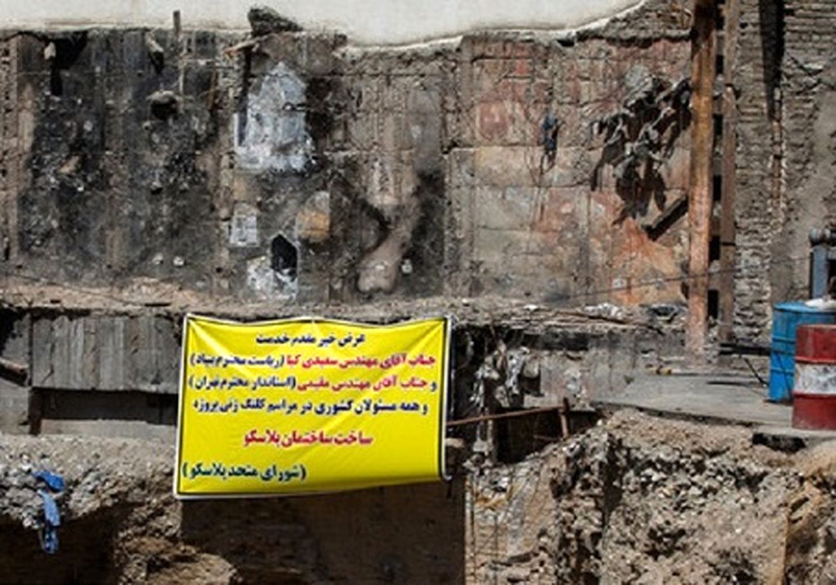 نمونه‌برداری از فاضلاب ساختمان پلاسکو برای بوی نامطبوع تهران