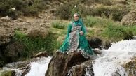 افسانه بایگان با لباسی محلی در دل طبیعت زیبا + عکس