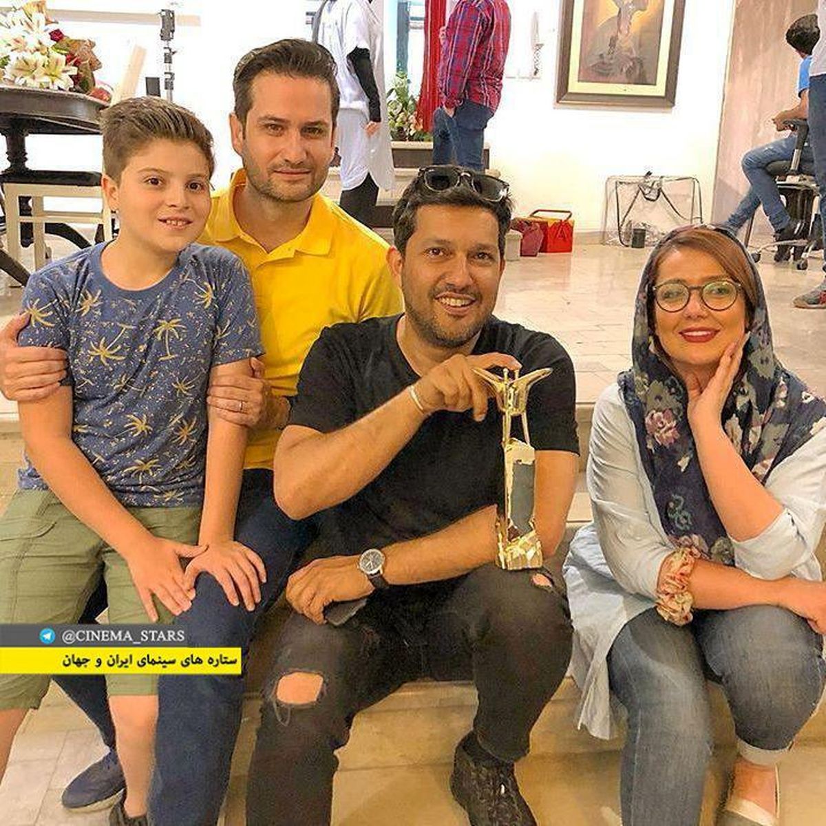پویا امینی با همسر و پسرش در کنار حامد بهداد+عکس