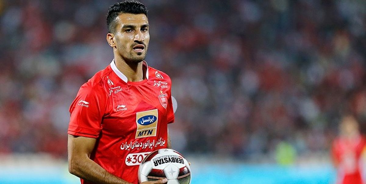 خروج ماهینی با کمک بازیکنان پرسپولیس از ورزشگاه +عکس و فیلم