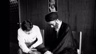 تصویری از آیت‌الله خامنه‌ای در حال ثبت‌نام در انتخابات