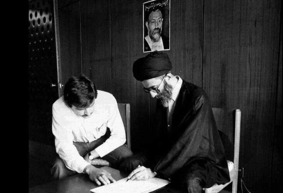 تصویری از آیت‌الله خامنه‌ای در حال ثبت‌نام در انتخابات