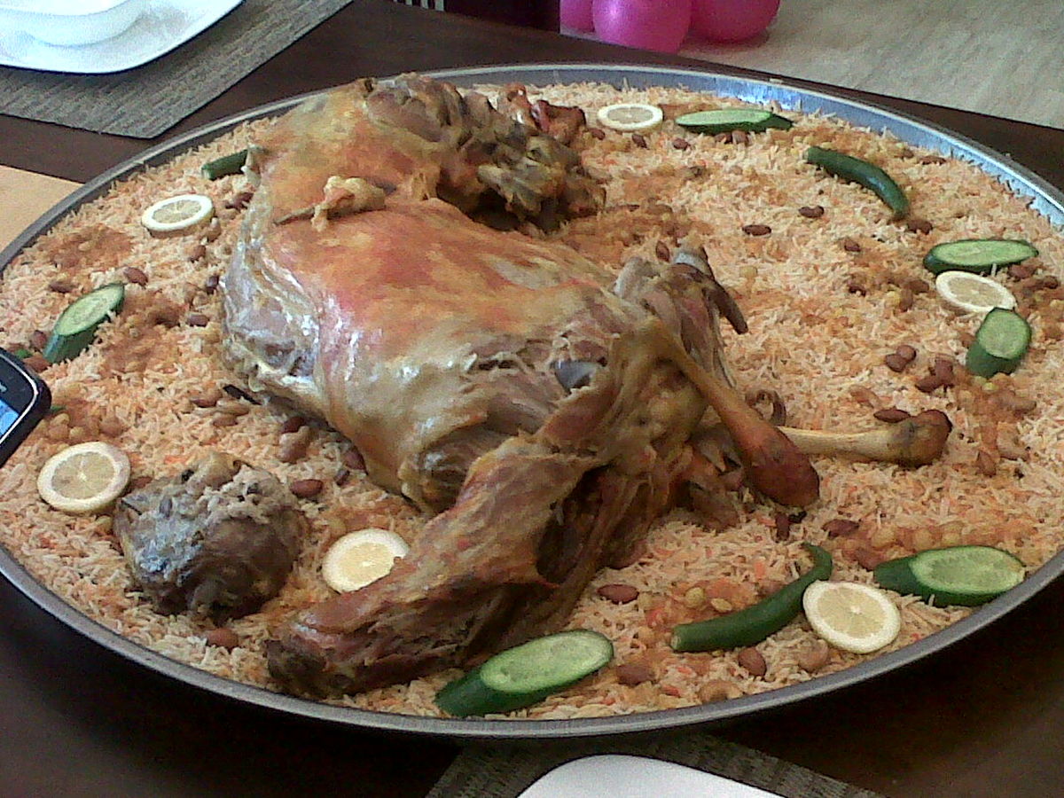 افطار به صرف گوسفند شکم‌پر!