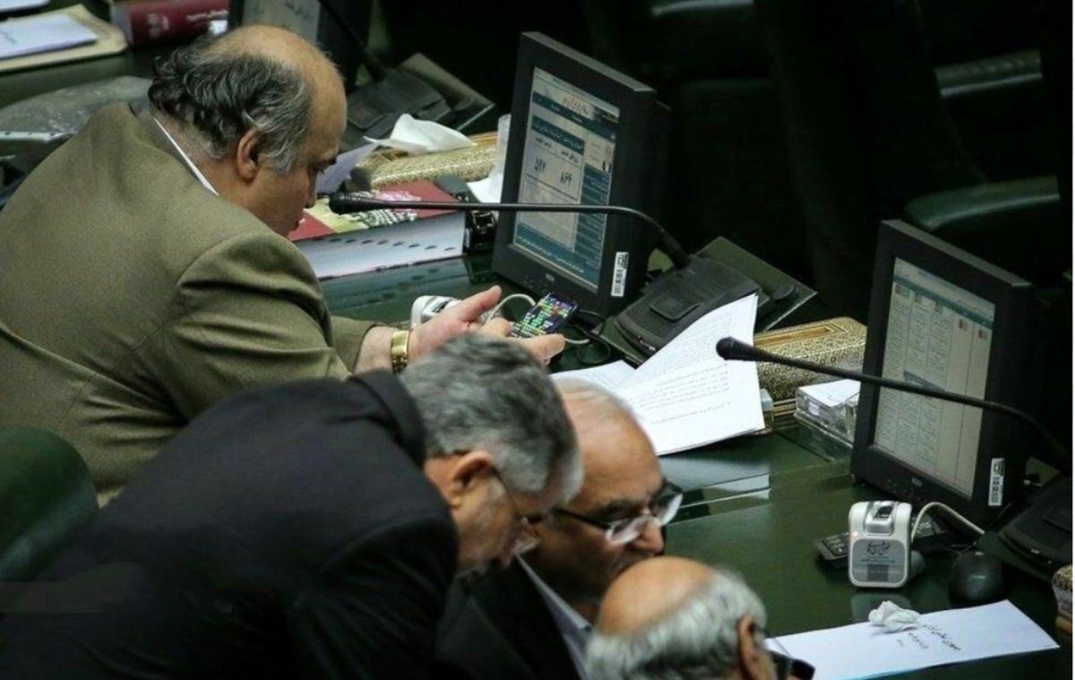 واکنش یک نماینده به عکس جنجالی‌اش