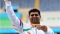 کائیدی مدال برنز را بر گردن آویخت