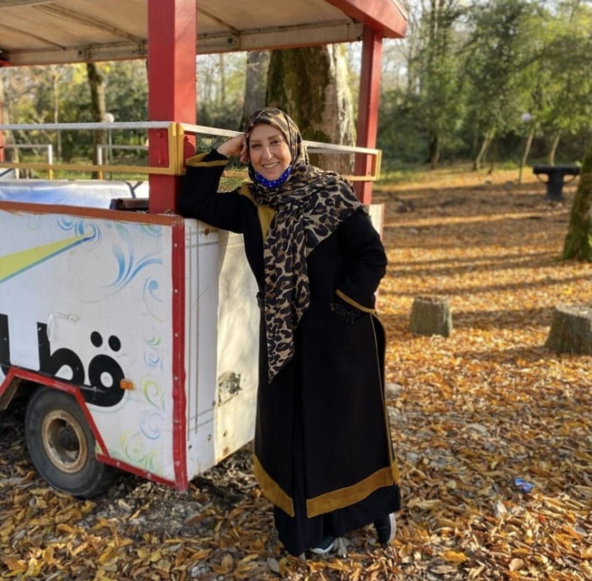 مرجانه گلچین در باغ پاییزی + عکس