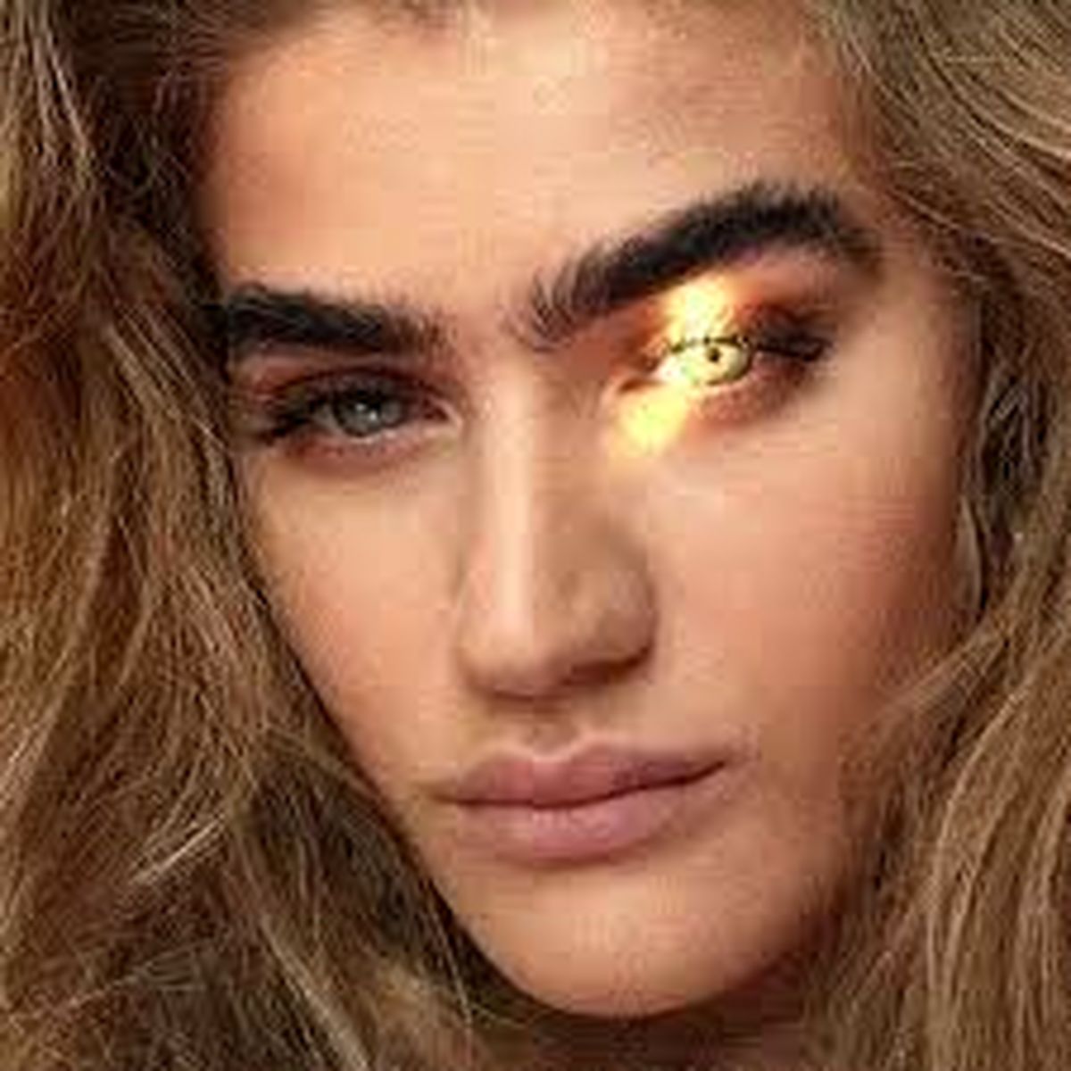 مدل زن با ابروهای پهن +عکس