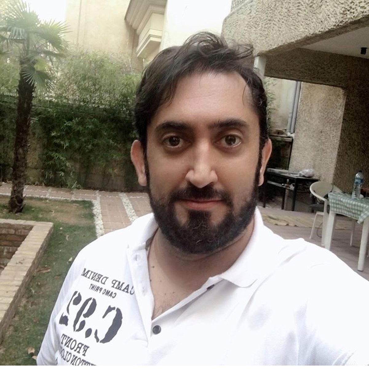آقای بازیگر در حیاط ویلایش + عکی