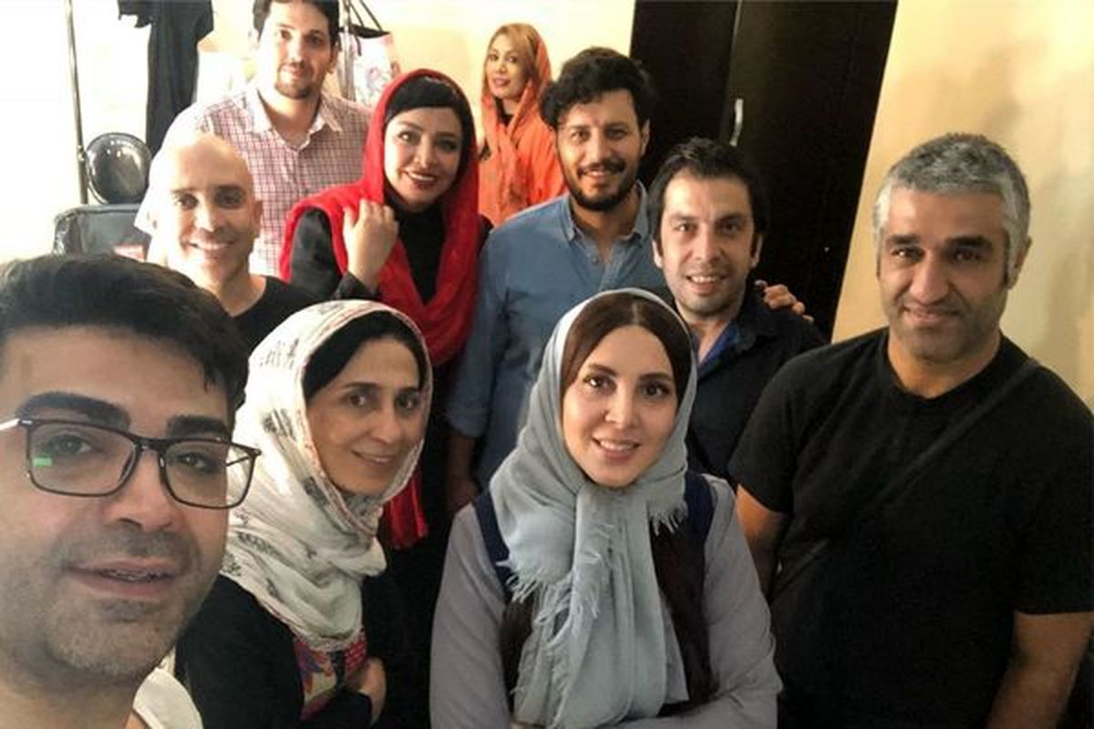 لیلا بلوکات در کنار پژمان جمشیدی و فرزاد حسنی 