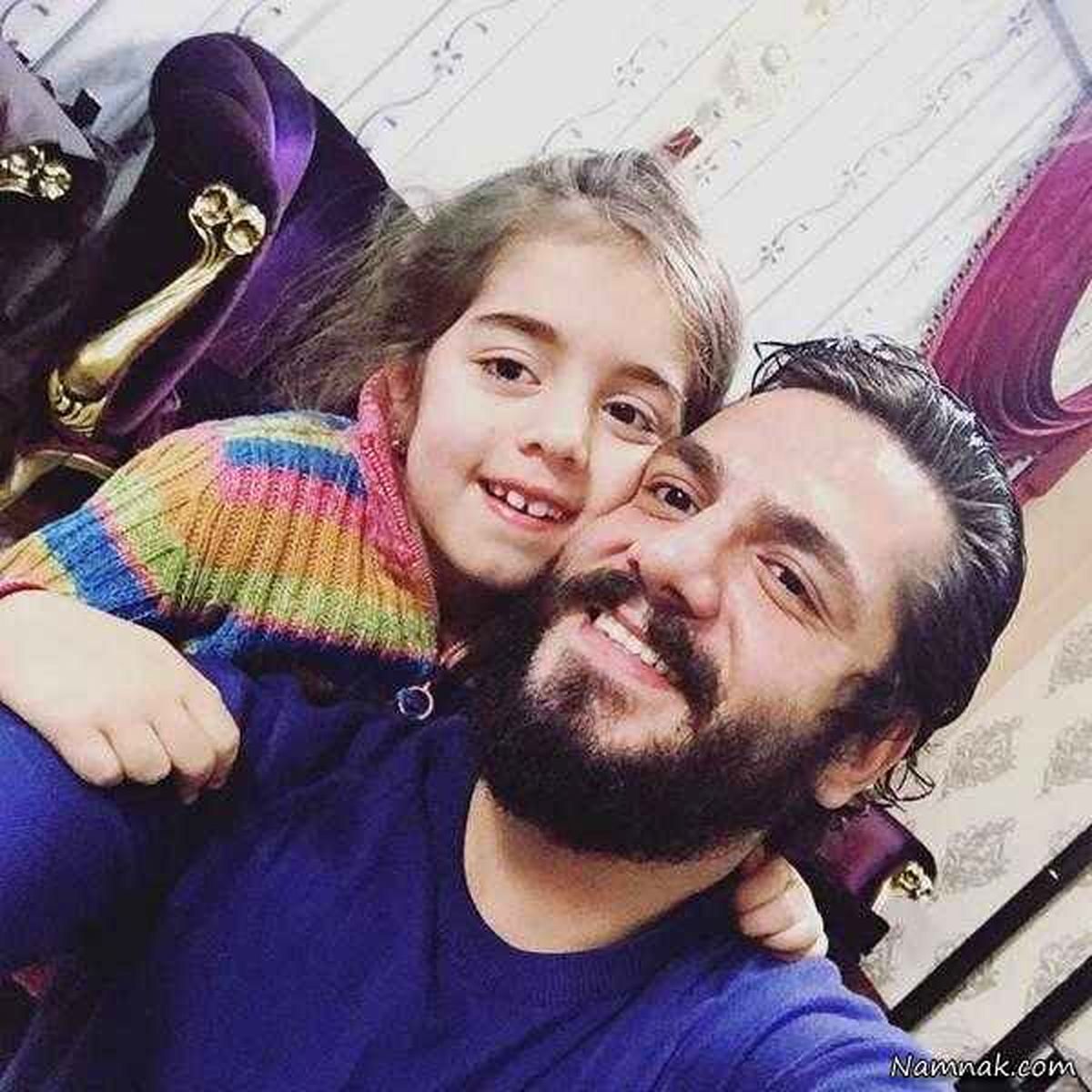 عکس عباس غزالی و برادر زاده اش در منزل