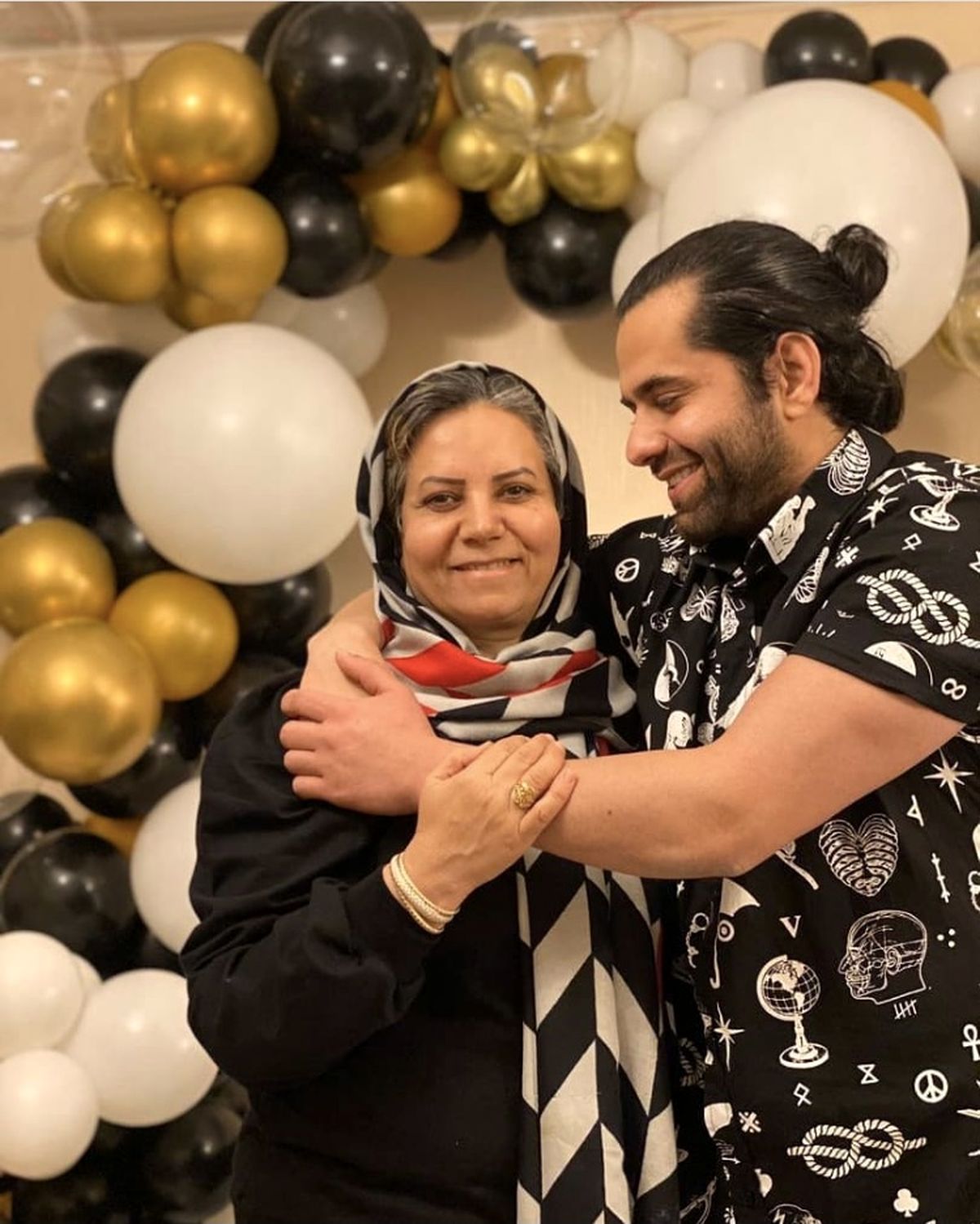 رضا بهرام و مادرش + عکس