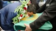 بوسه قهرمان طلایی ایران در المپیک 2021 به پرچم بارگاه رضوی + عکس