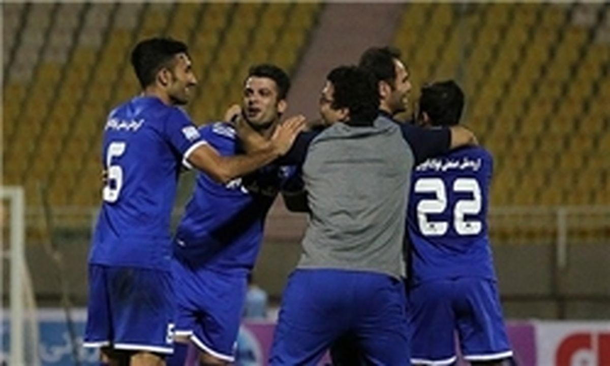 شادی پس از گل آبی‌های اهوازی با پتوی قرمز