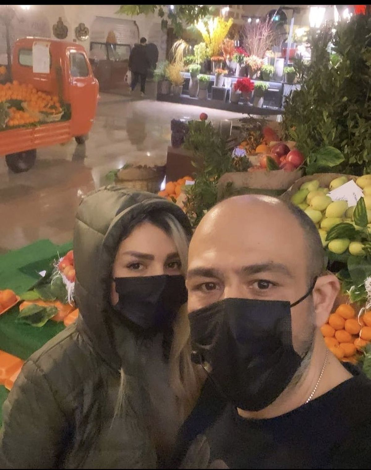 مهران غفوریان و همسرش در میدان میوه و تربار + عکس