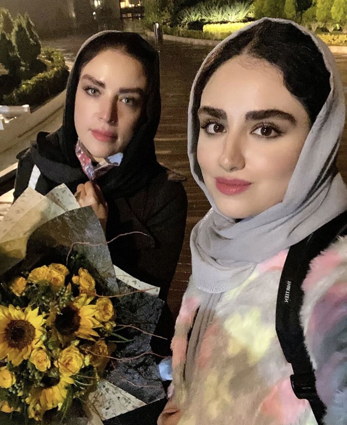 گردش شبانه خانم بازیگر و مادرش + عکس