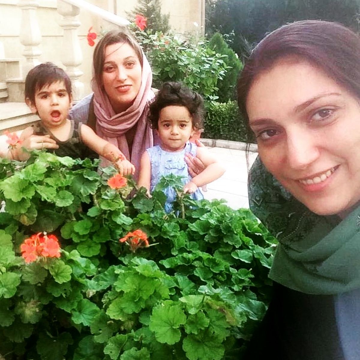 فلامک جنیدی و خواهر دوقلویش در کنار فرزندان دوقلویش!