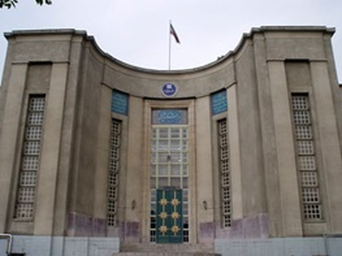 تذکر به دانشجویان برای دست‌ندادن دختران و پسران 