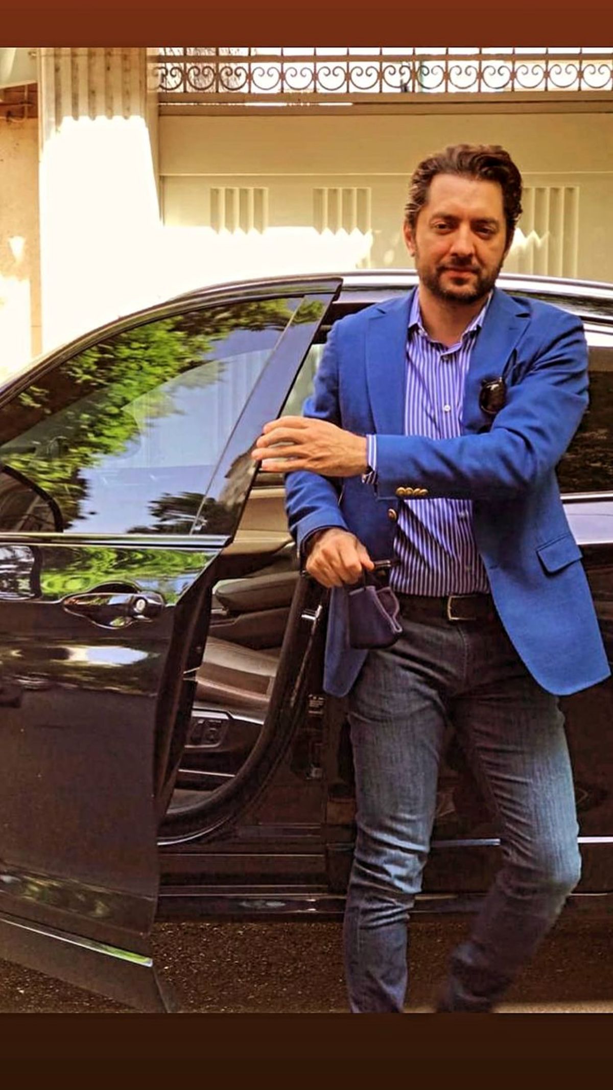 بهرام رادان با ماشینش در جلوی خانه شخصی است + عکس