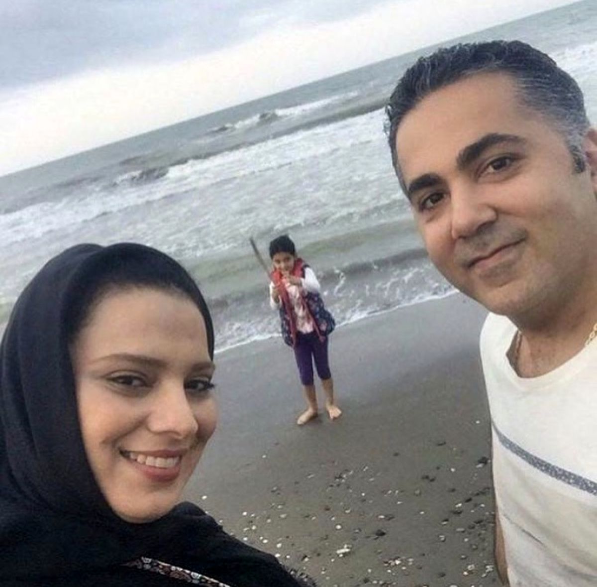 روشنک عجمیان با همسر و دخترش لب دریا + عکس