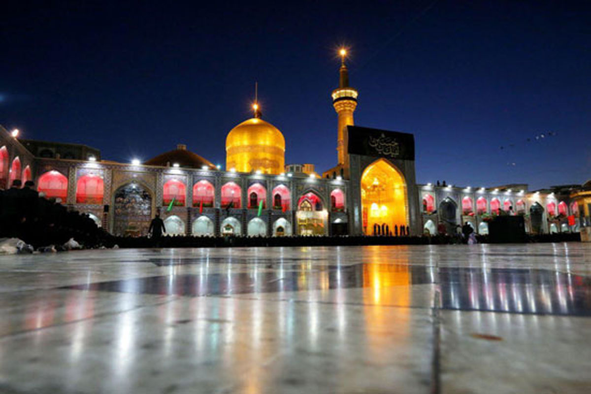 حرم مطهر امام رضا(ع) در شب عاشورا