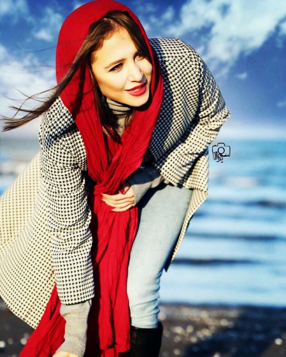 ژست جذاب الناز حبیبی در کنار دریا+عکس