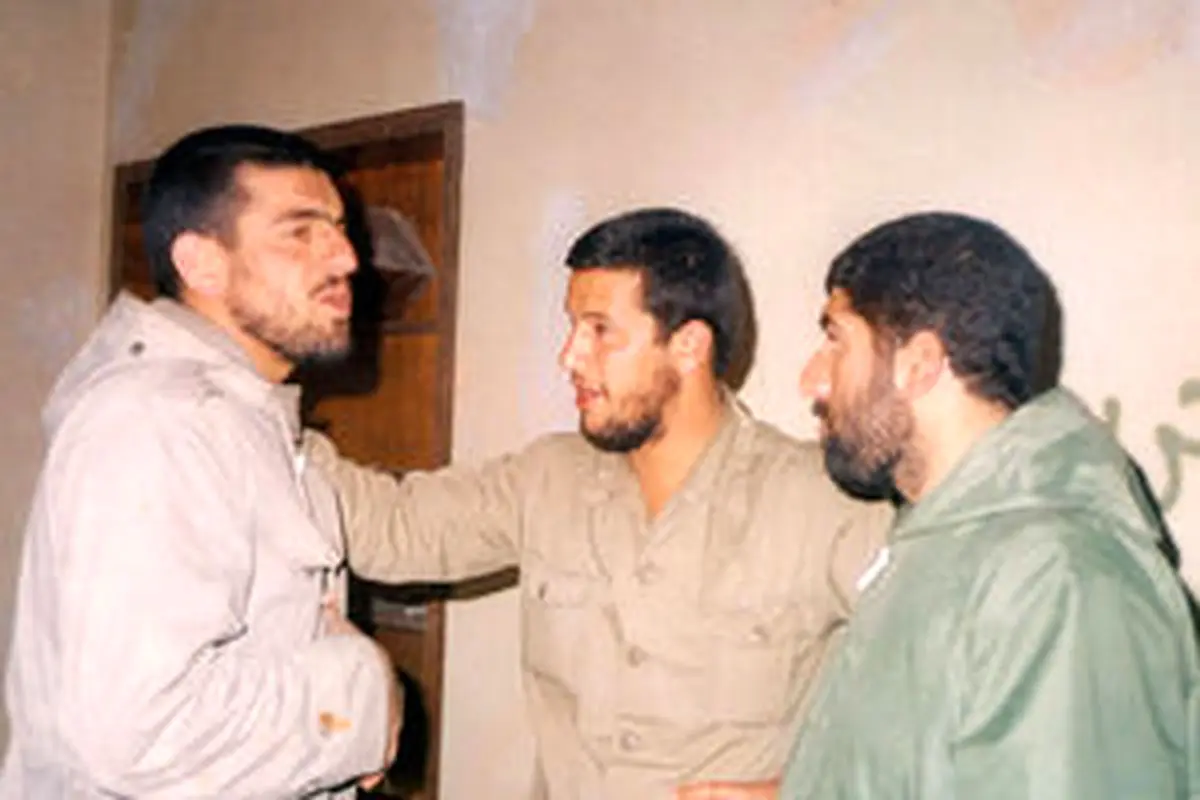 زنی که روزگارش را با عکس‌های احمد می‌گذراند