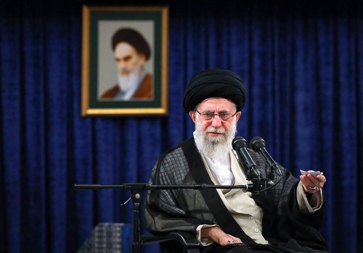رهبر انقلاب: خطبای جمعه در مسائلی مثل حجاب به جای رویارویی با پادوهای حقیر غربی‌ها، منطق استعماری غربی را تبیین کنند