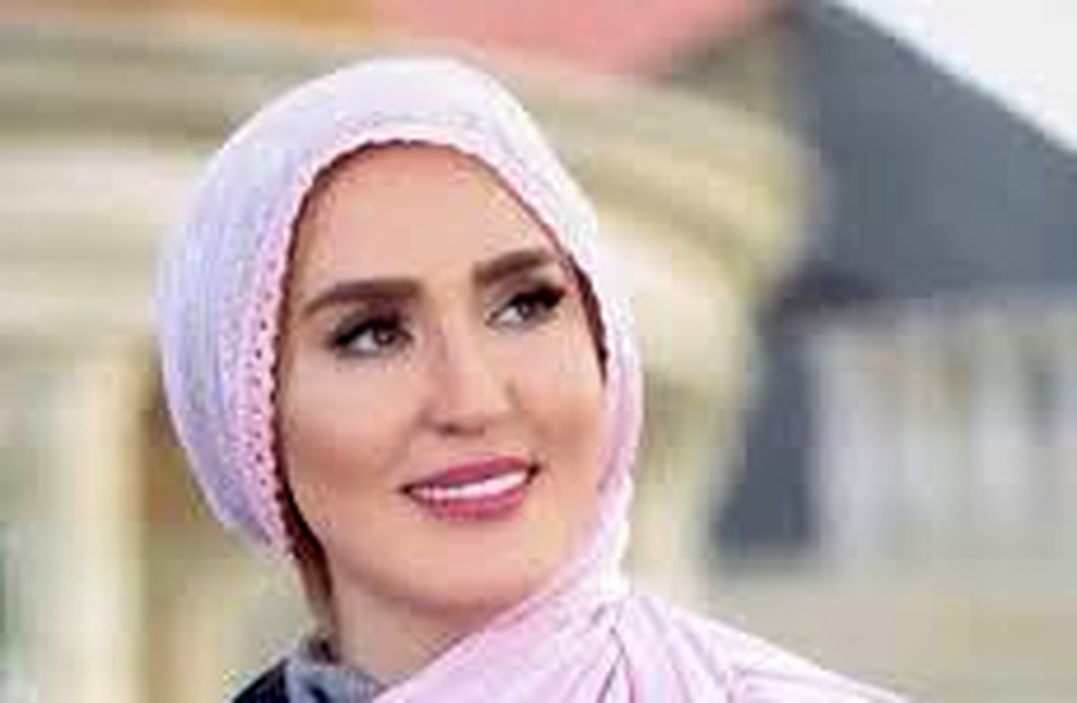 زهره فکور صبور به همراه مادرش
