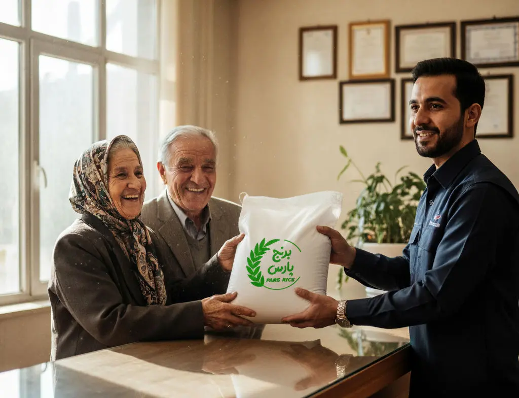 تصویر تحویل برنج قسطی به دو بازنشسته