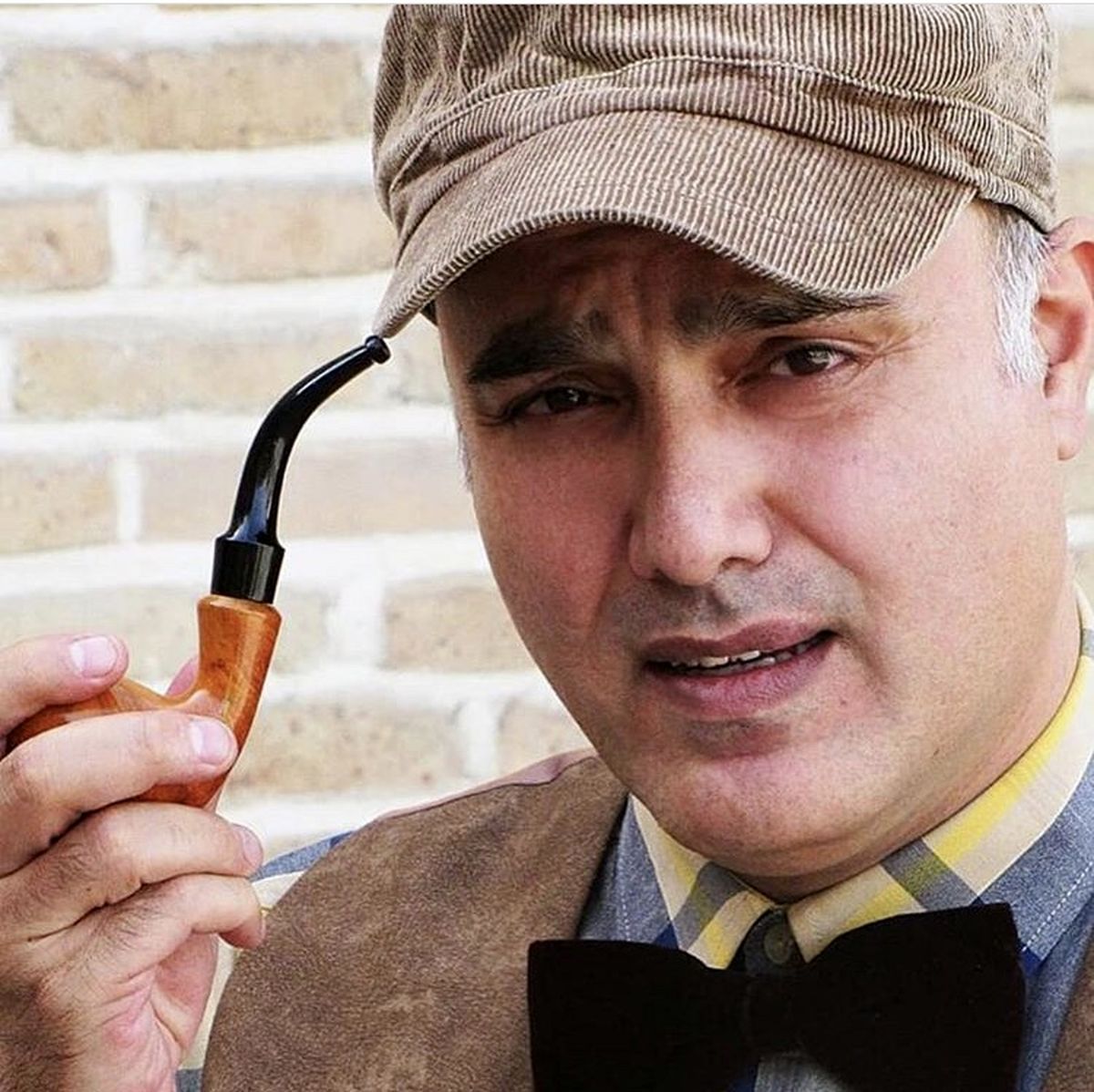 سعید داخ  در حال پیپ‌ کشیدن + عکس